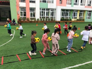 小孩子的足球(小孩子的足球比赛视频)，小足球比赛，孩子们的精彩对决，孩子们的足球对决，激情与快乐的碰撞