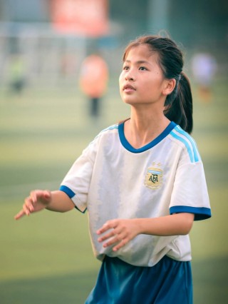 踢足球女生(踢足球女生背影照片)，女生踢足球瞬间之美，背影照片展现风采，女生踢足球瞬间之美，背影照片展现风采