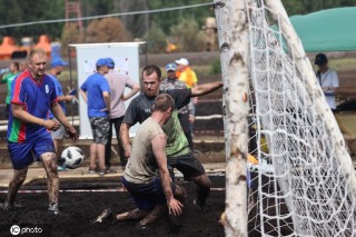 泥巴足球(泥巴足球 英文)，泥巴足球的英文标题，Mud Soccer，泥巴足球的英文标题，Mud Soccer