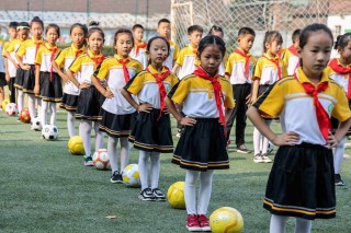 小学生花样足球表演(小学生花样足球表演黑人小孩)