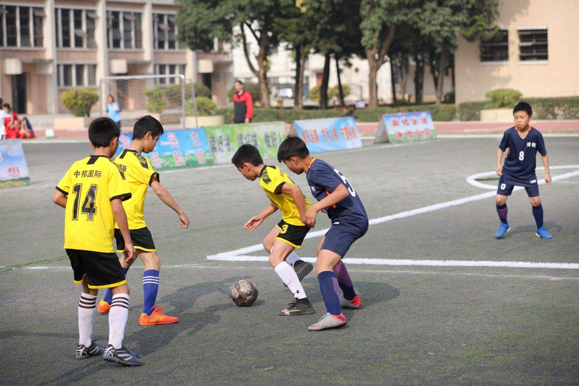 中小学生足球(中小学生足球比赛视频)，中小学生足球比赛精彩瞬间，中小学生足球比赛精彩瞬间，足球小将展现无限魅力  第2张