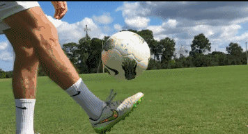 足球颠球(足球颠球教学反思)  第1张