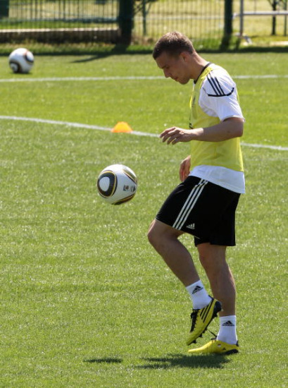 足球颠球(足球颠球教学反思)  第2张